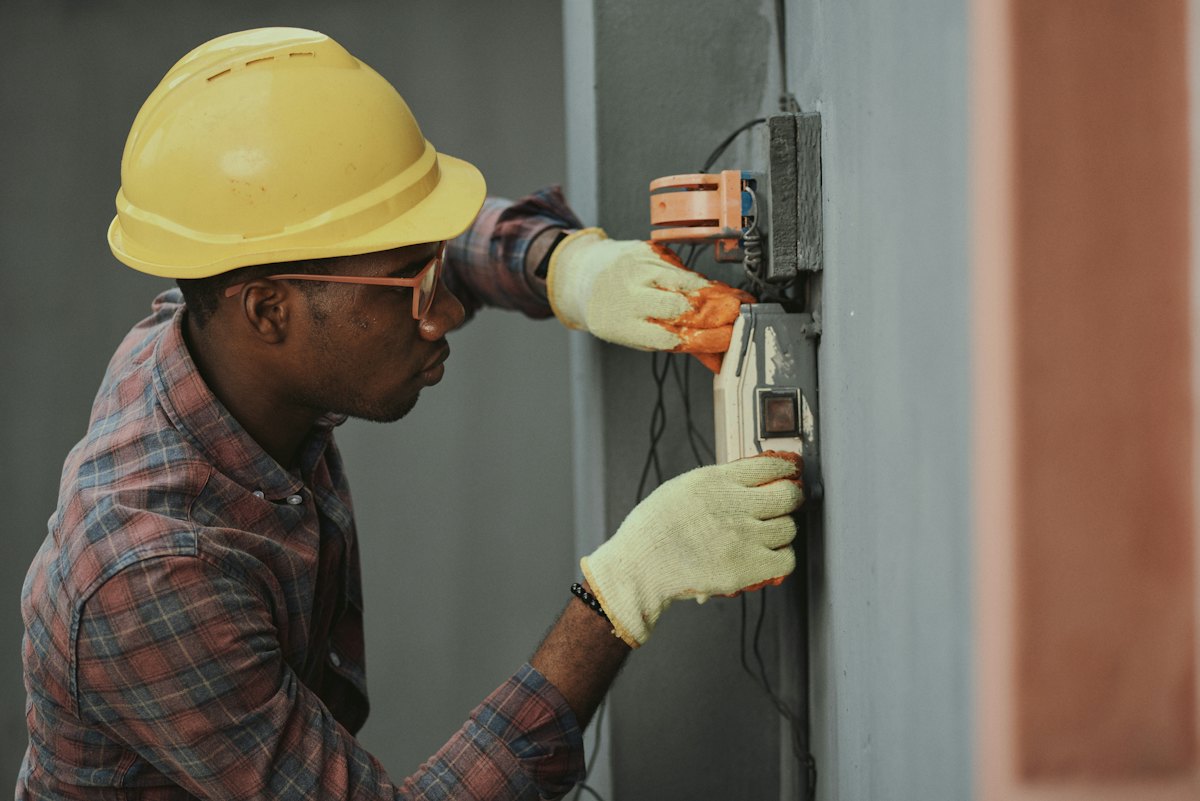 Técnico trabajando en un tablero eléctrico
