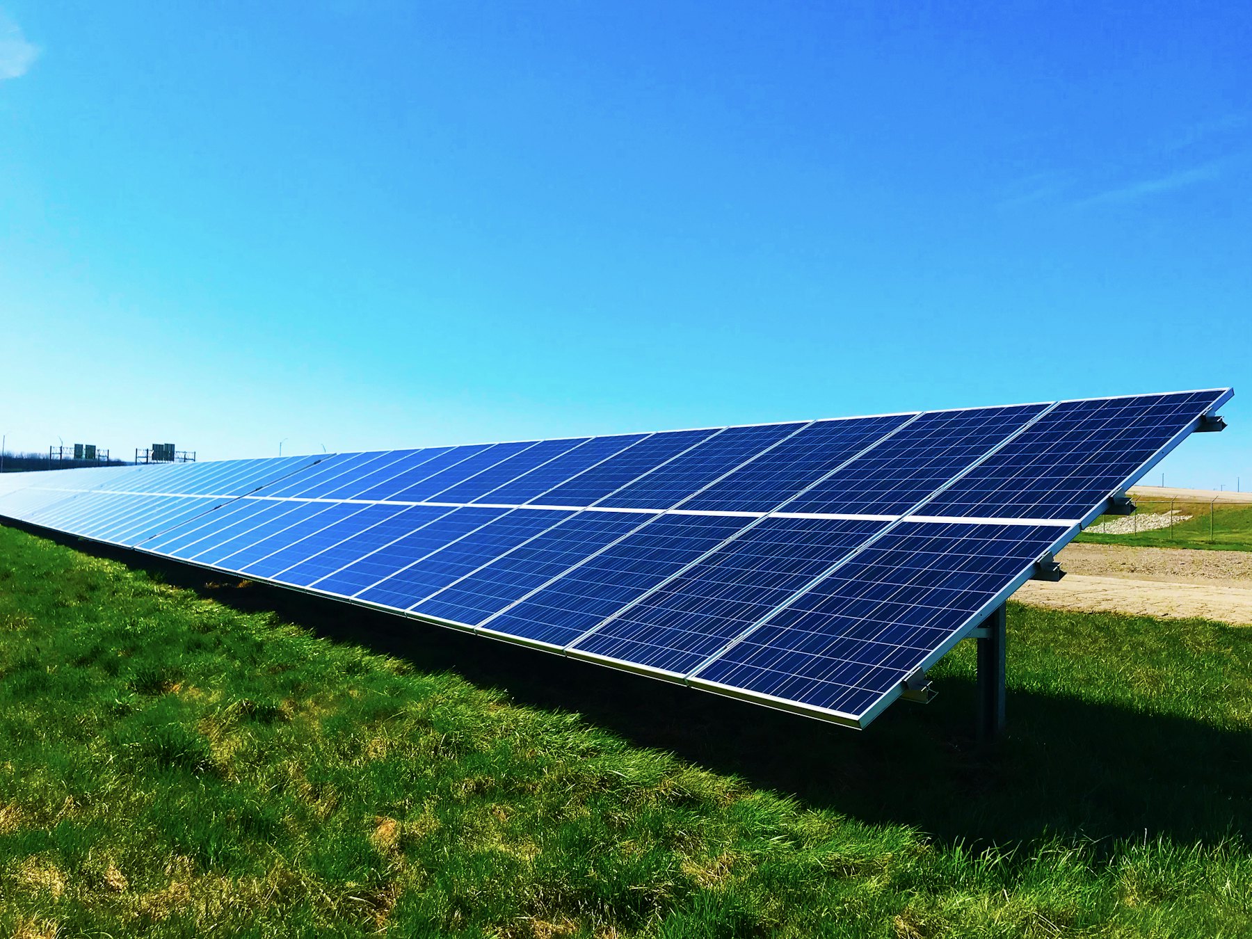 Paneles solares sobre un campo verde